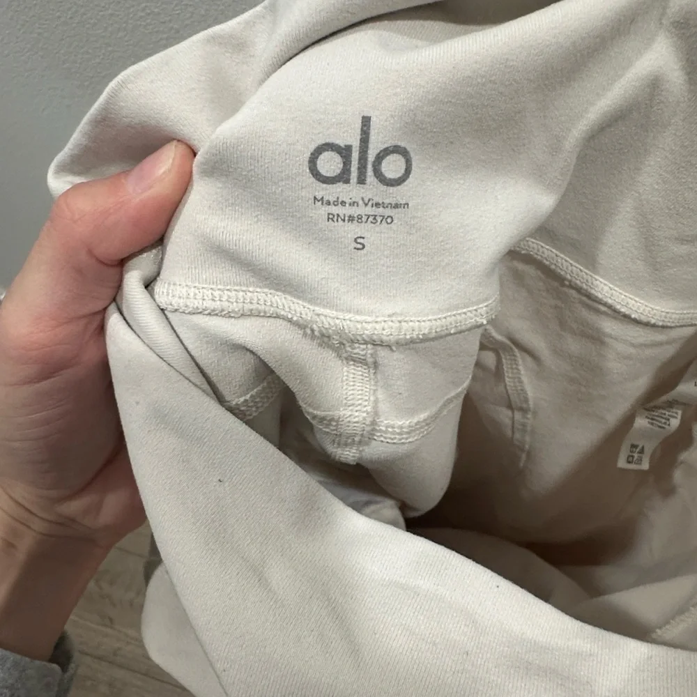 ALO Yoga Cream Avenue high waist Leggings in Bone size small GUC